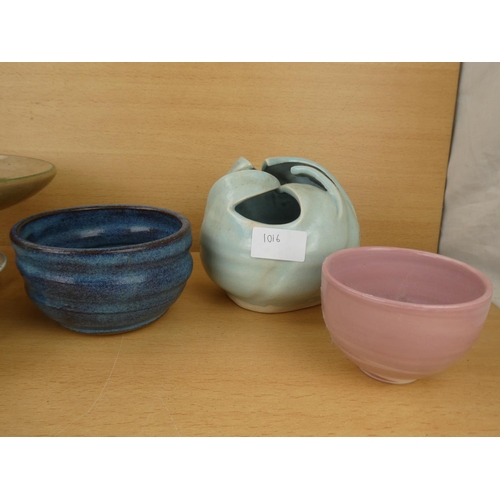 1016 - A collection of various Studio Pottery ceramics.