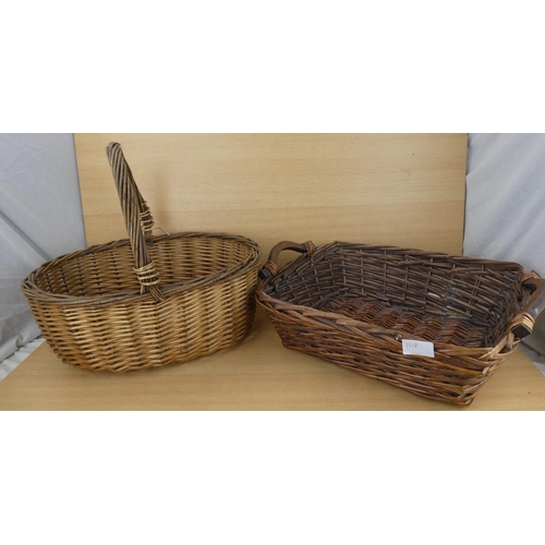 1018 - 2 wicker baskets.