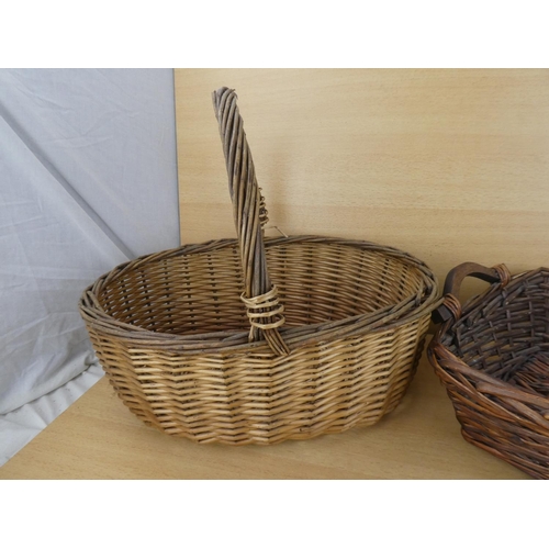 1018 - 2 wicker baskets.