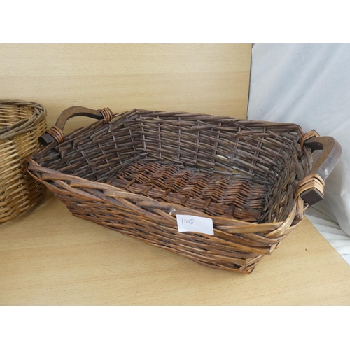 1018 - 2 wicker baskets.