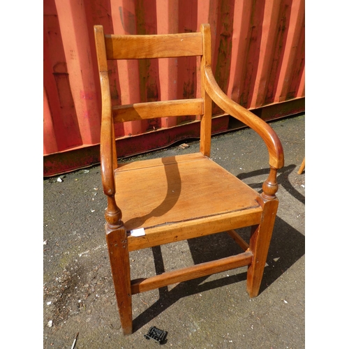 1025 - A stunning antique elm carver chair.