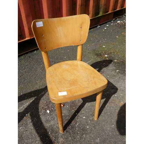 1025 - A stunning antique elm carver chair.