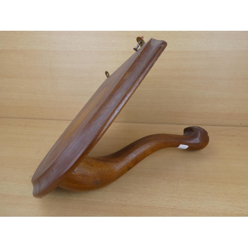 1027 - A mahogany wall bracket.