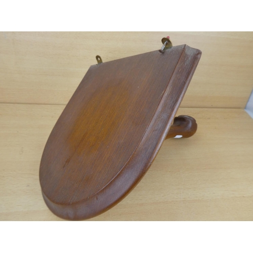 1027 - A mahogany wall bracket.