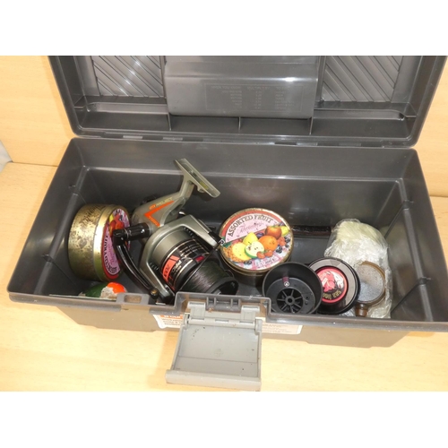 1033 - A fishing tackle box with contents.