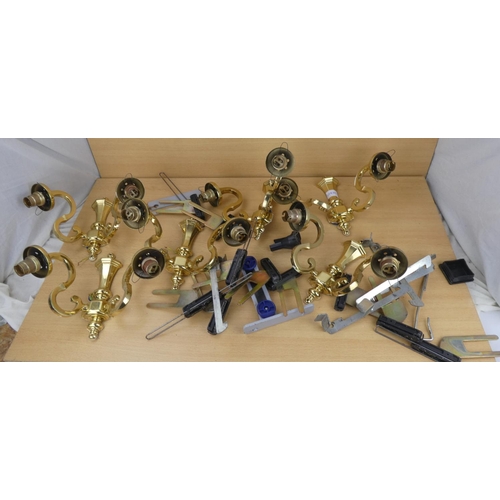 1040 - An assortment of brass lighting.