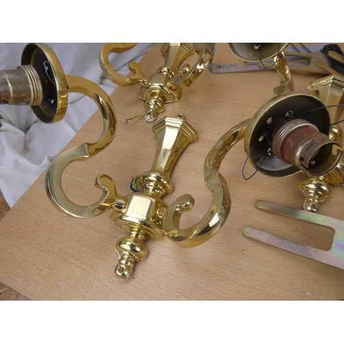 1040 - An assortment of brass lighting.