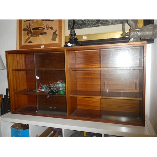 1042 - A vintage/ retro bookcase with sliding glass doors.