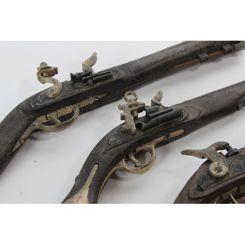 30 - A collection of 4 miniature flintlock guns by MAM Uniwerk, Italy.