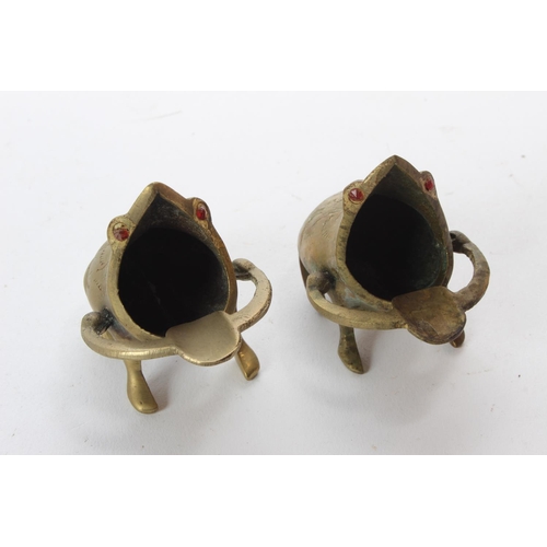 135 - A pair of vintage brass frog ashtrays.