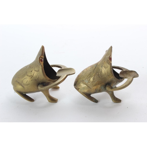 135 - A pair of vintage brass frog ashtrays.