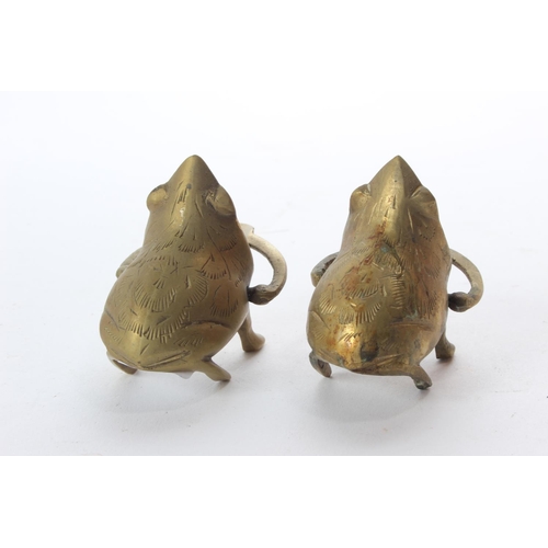 135 - A pair of vintage brass frog ashtrays.