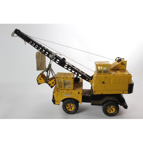 146 - A large vintage Tonka crane/truck.