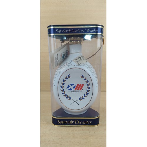 159 - A boxed 75cl 43% Dimple whiskey celebrating the 1986 Commonwealth Games.