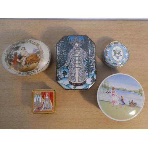 73 - A collection of enamel and ceramic boxes to include a limited edition Villeroy & Boch Heinrich 'The ... 