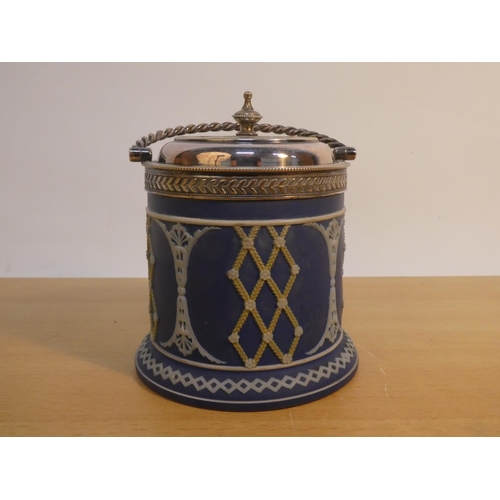 90 - An early Wedgwood lidded biscuit barrel.