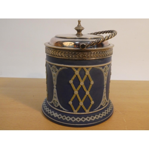 90 - An early Wedgwood lidded biscuit barrel.