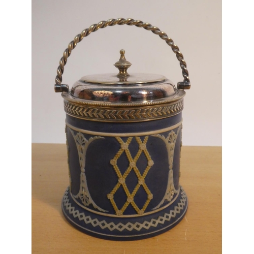 90 - An early Wedgwood lidded biscuit barrel.