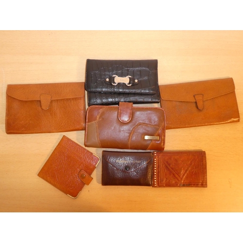 644 - A lot of vintage leather purses and more.