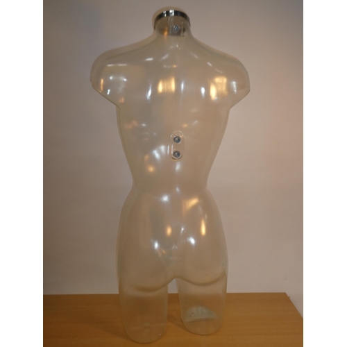 668 - A plastic torso/mannequin shop display.