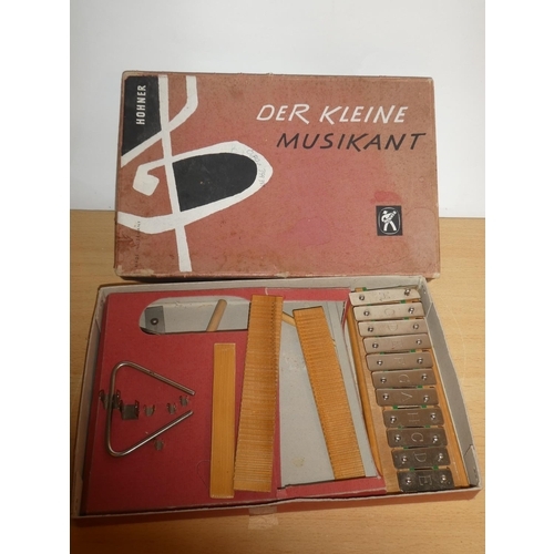 684 - A vintage boxed Hohner child's Xylophone, Der Kleine Musicant.