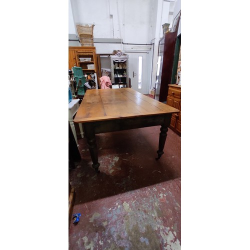 700 - A large stunning antique Irish pine farmhouse table, measuring 82