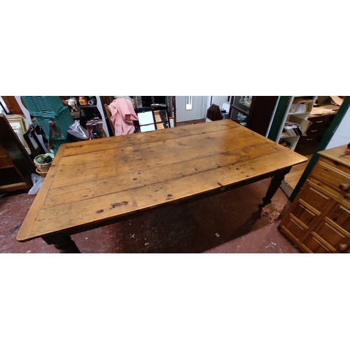 700 - A large stunning antique Irish pine farmhouse table, measuring 82