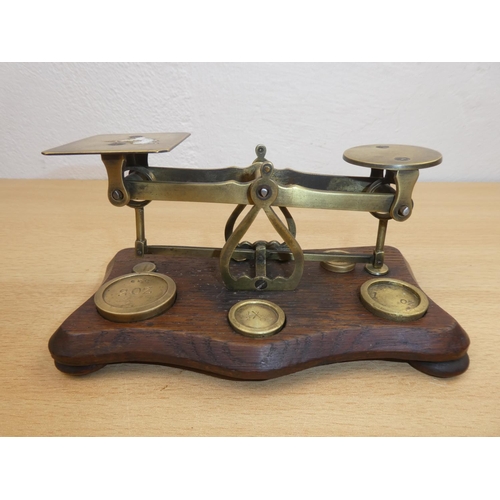 678 - A stunning GPO Avery weighing scales with original weights.