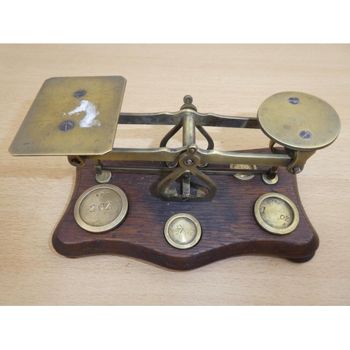 678 - A stunning GPO Avery weighing scales with original weights.