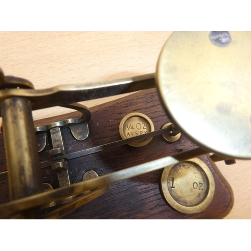 678 - A stunning GPO Avery weighing scales with original weights.