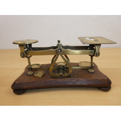 678 - A stunning GPO Avery weighing scales with original weights.