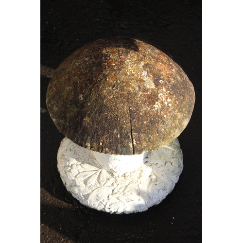 45 - A decorative garden ornament / statue in the form of a mushroom, height 16