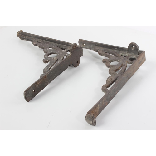 124 - A pair of cast metal brackets.