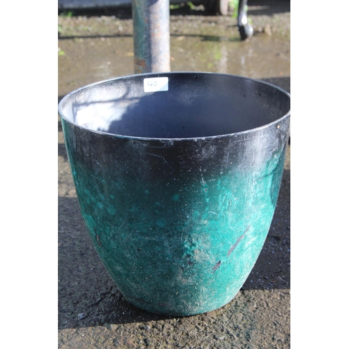 40 - A decorative plastic planter / plant pot.