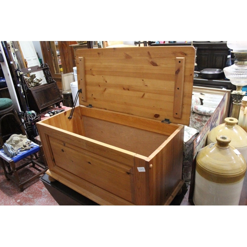 364 - A pine blanket box/chest.