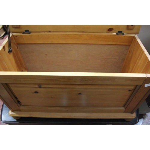 364 - A pine blanket box/chest.