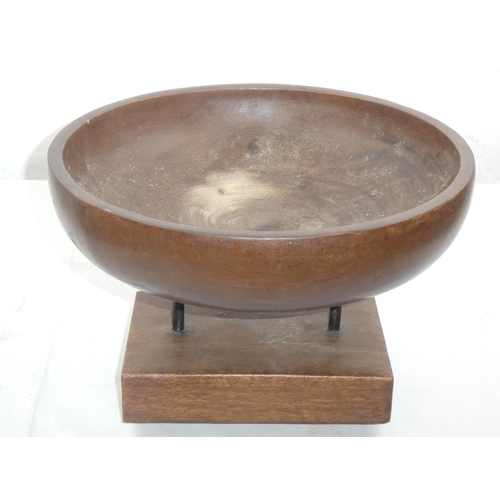 439 - A wooden fruit bowl on a raised base.