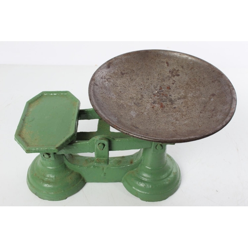 534 - A set of vintage kitchen scales.