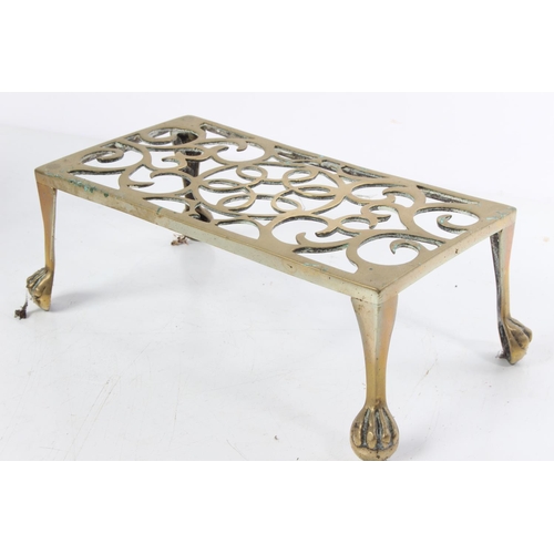 535 - A vintage brass trivet on claw feet.