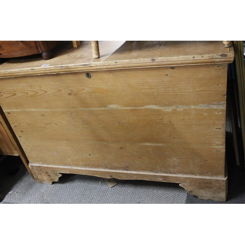 350 - A large antique pine blanket box/ chest. Measuring 125cm x 83cm x 65cm