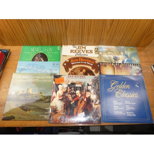 530 - A large collection of classical LP records, to include artist such as 'Tchaikovsky', 'Beethoven', an... 