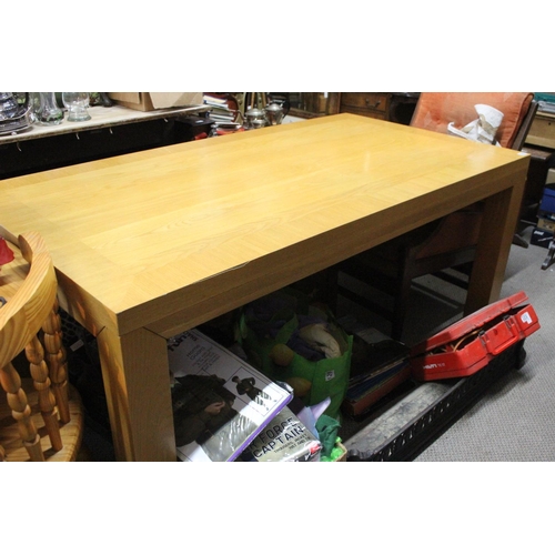 535 - A large kitchen table.