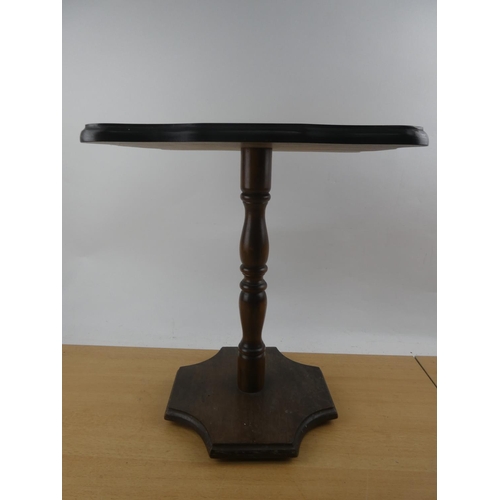 118 - A small oak lamp table.