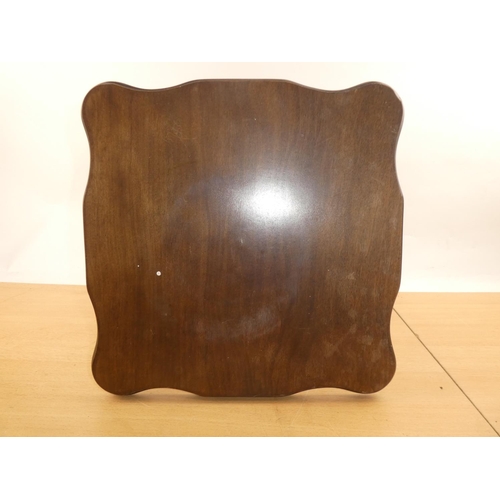 118 - A small oak lamp table.