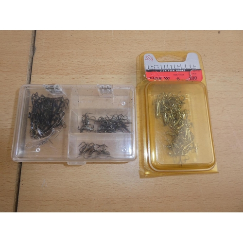 186 - A box of Cannelle size 6 lion fish hooks and more.