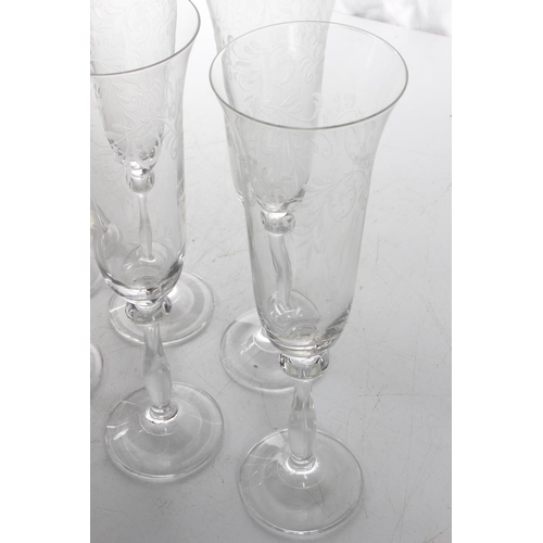 116 - A set of 6 decorative champagne flutes.