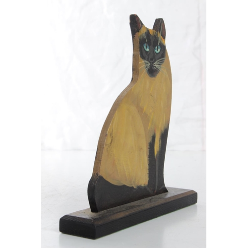 139 - A hand painted wooden cat, mesauring 17cm.