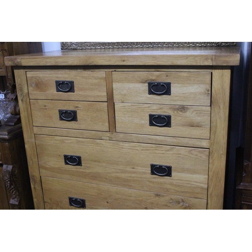 152 - A large modern chest of drawers, measuring 110x48x131cm.