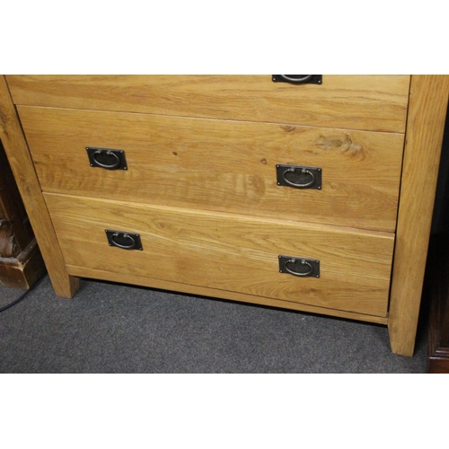 152 - A large modern chest of drawers, measuring 110x48x131cm.