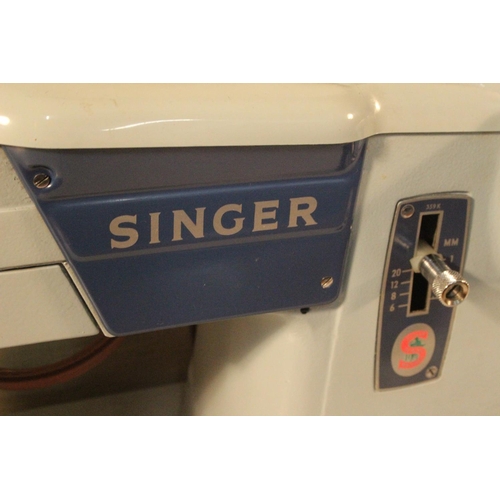 204 - A vintage Singer Sewing machine and bag/case.